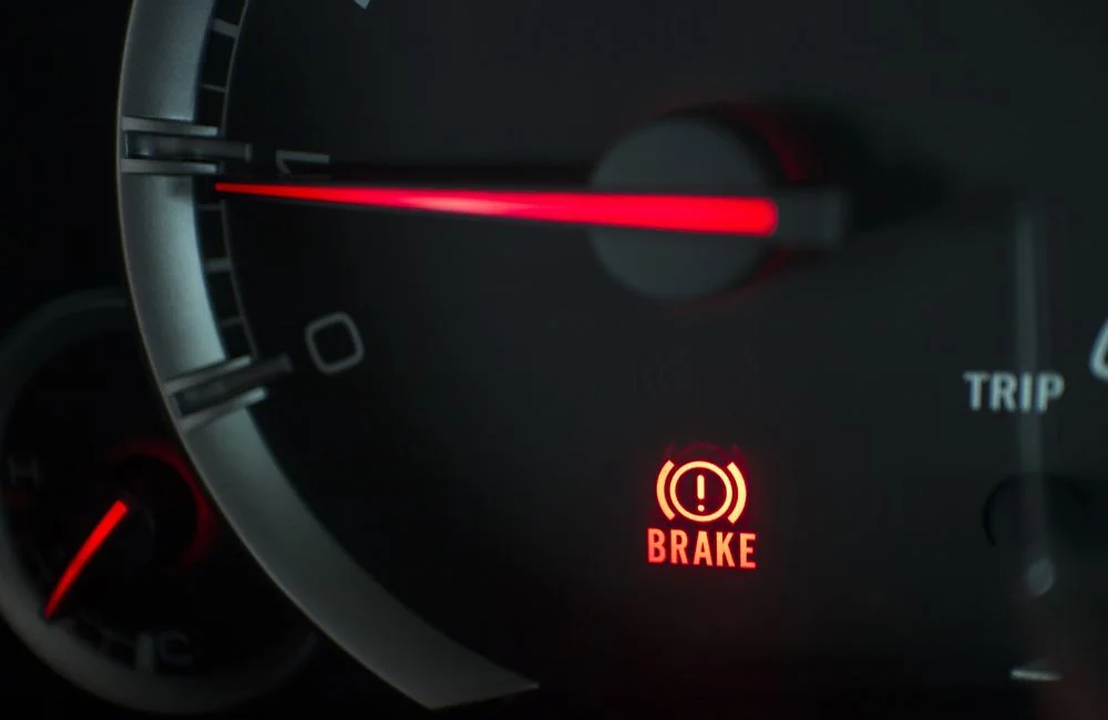 สาเหตุและวิธีแก้ไฟเบรคมือค้าง