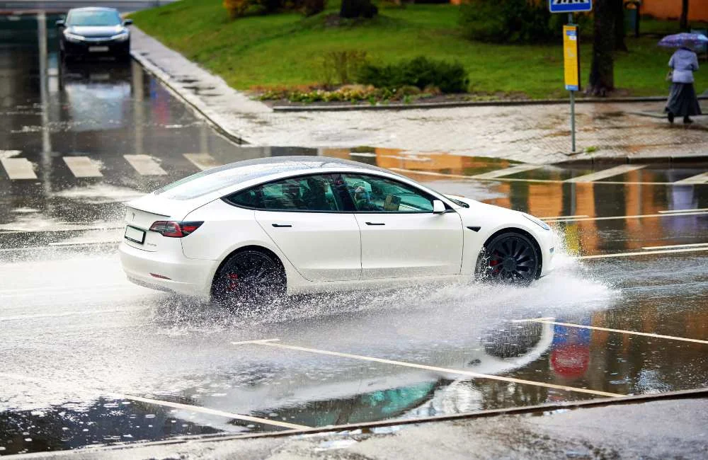 วิธีขับรถไฟฟ้าลุยน้ำ