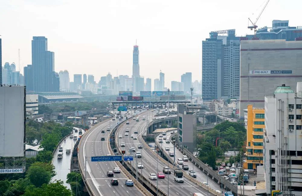 ขับรถบนทางด่วน